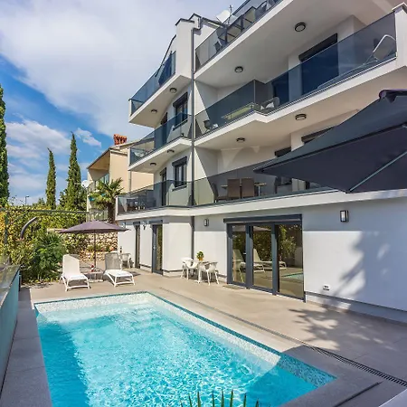 Sandstrandnahe Mit Pool Apartment